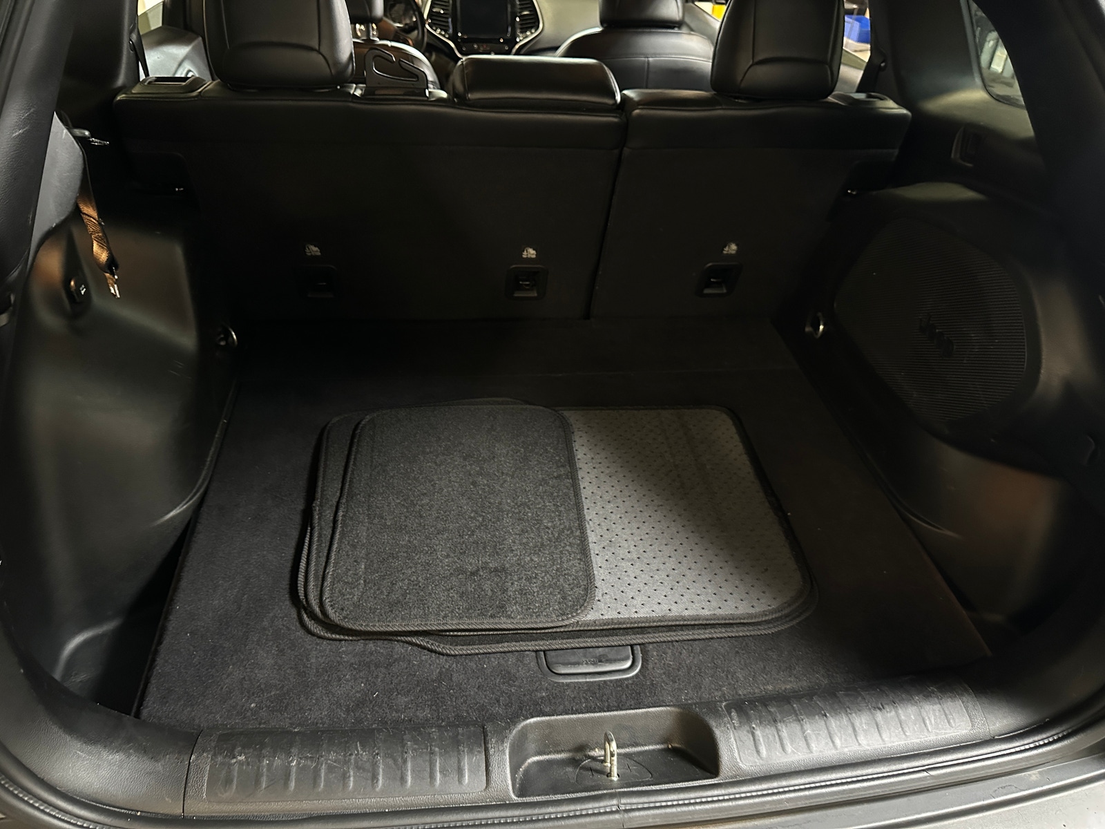 Thumbnail: 2019 Jeep Cherokee - 7