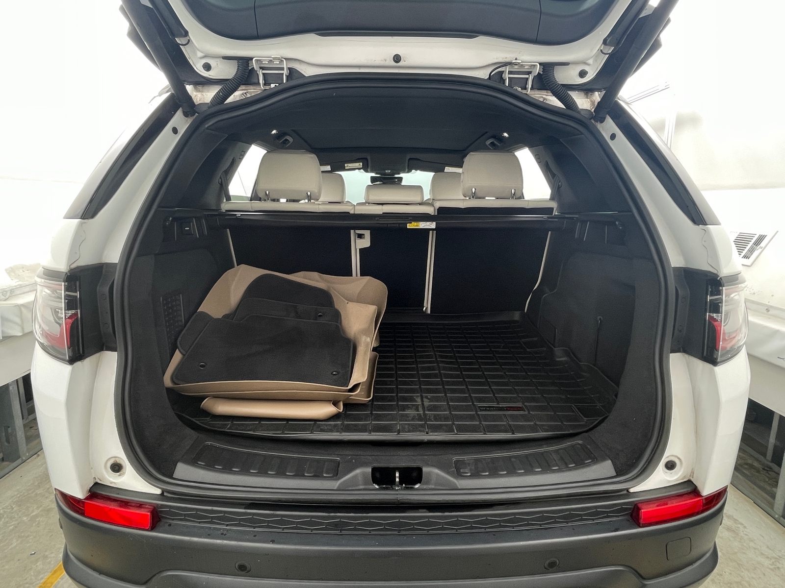 Thumbnail: 2020 Land Rover Discovery Sport - 6