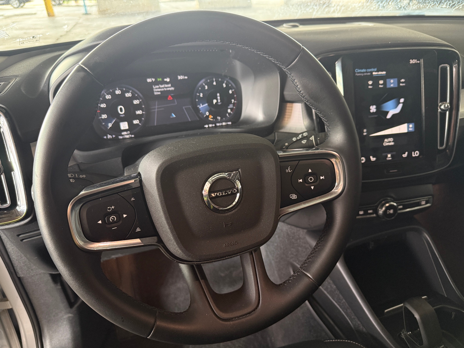 Thumbnail: 2022 Volvo XC40 - 4
