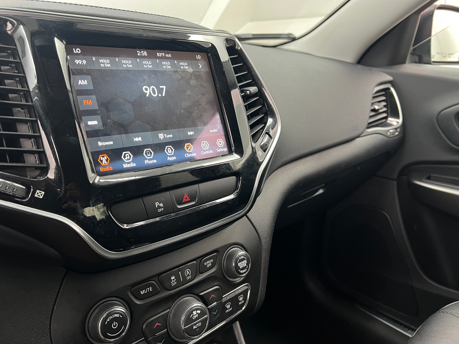 Thumbnail: 2020 Jeep Cherokee - 3
