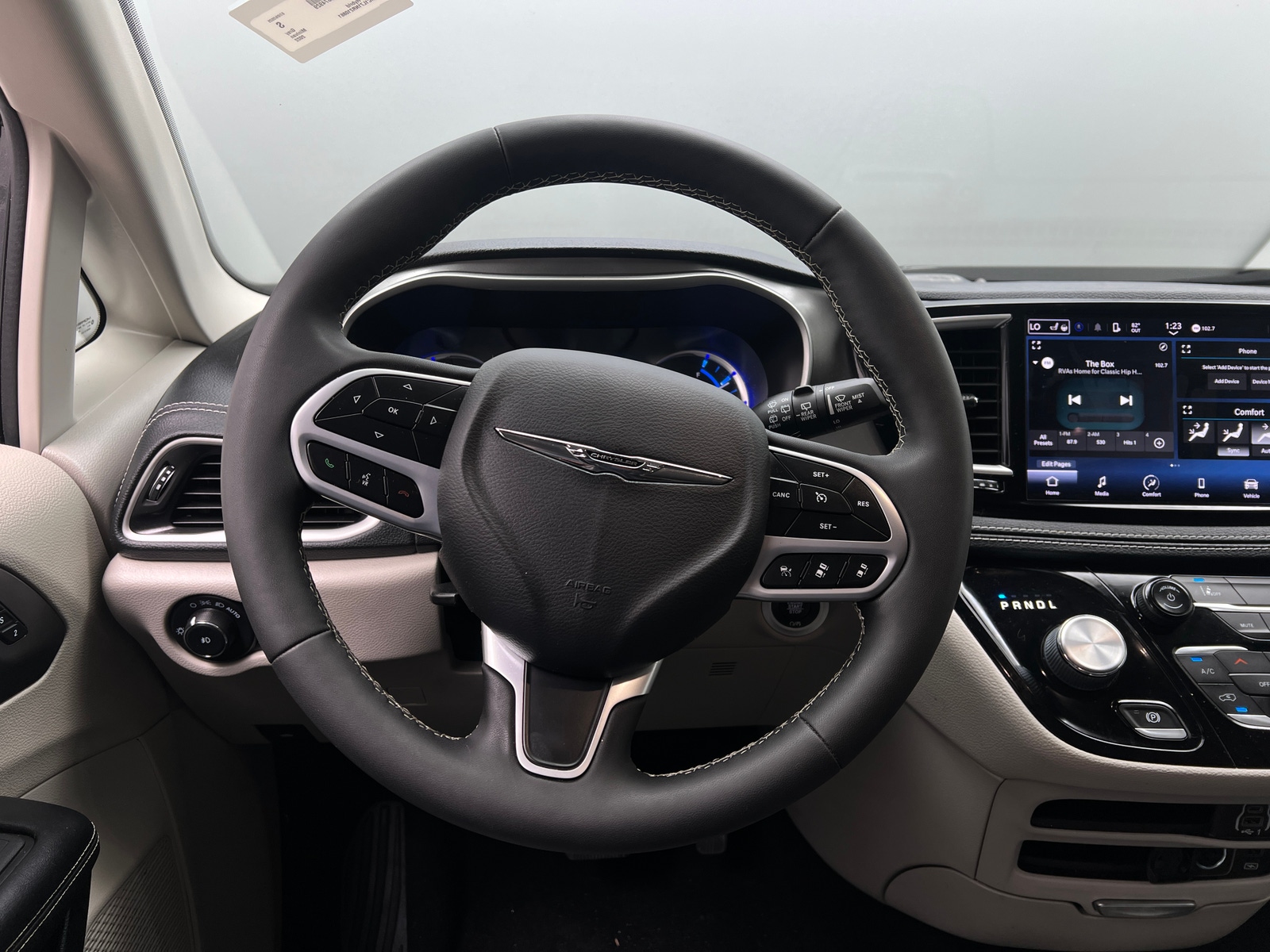 Thumbnail: 2022 Chrysler Pacifica - 4