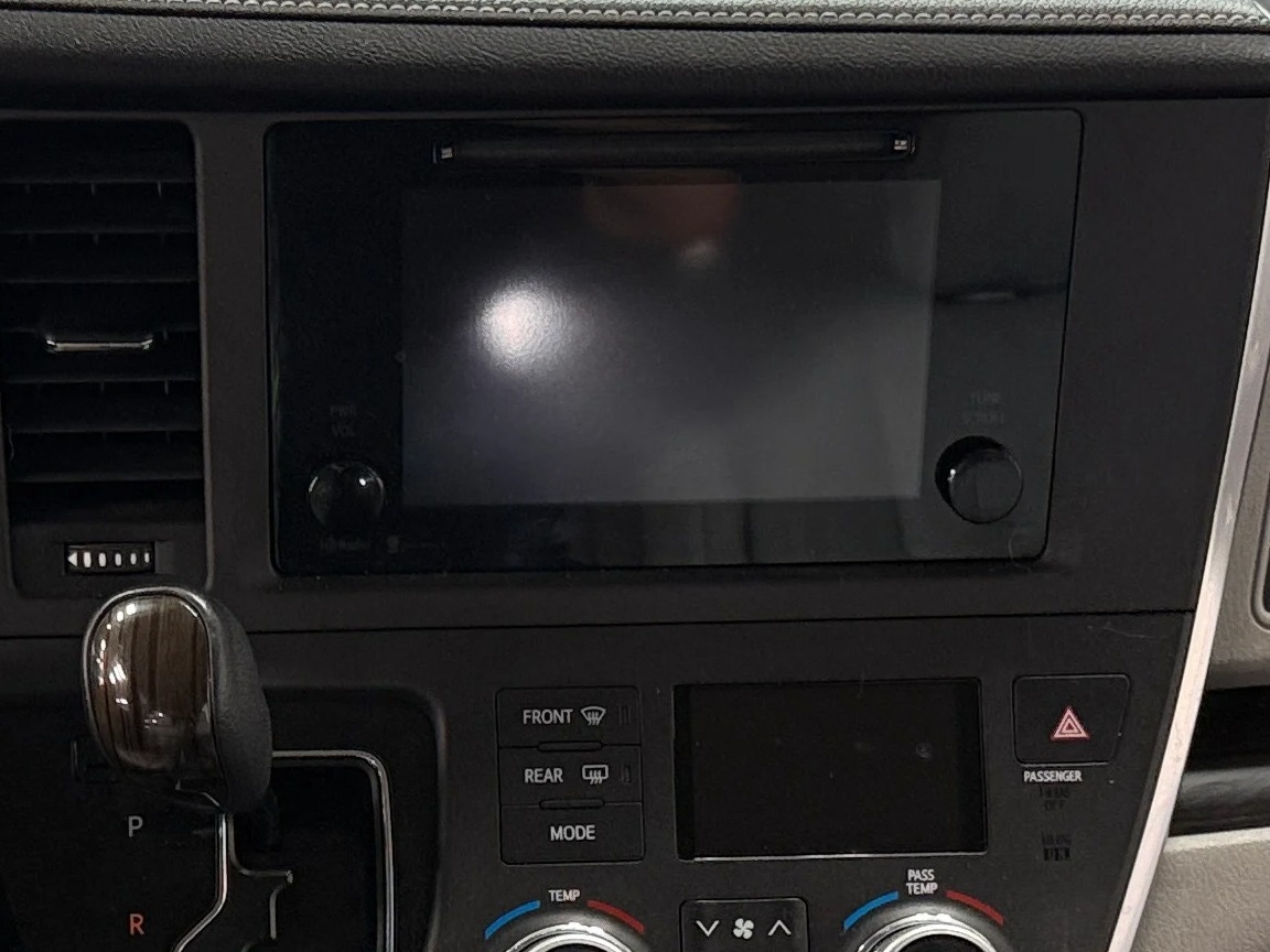 Thumbnail: 2015 Toyota Sienna - 3