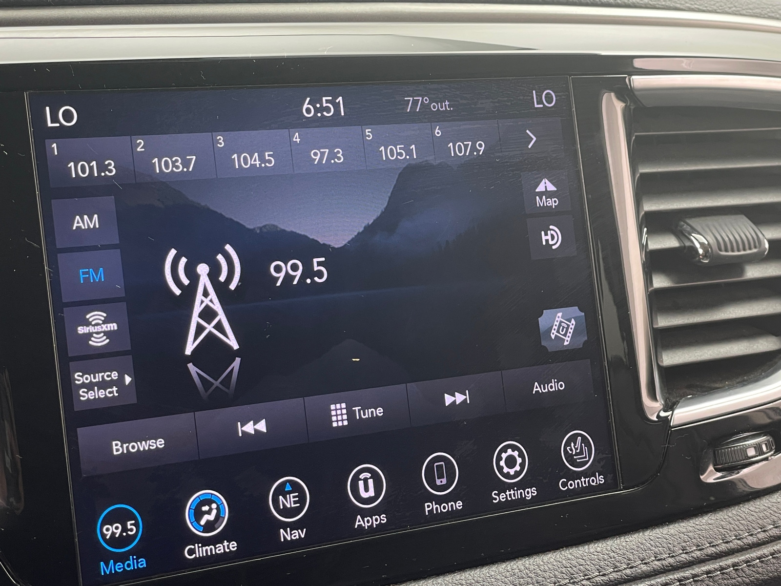 Thumbnail: 2018 Chrysler Pacifica - 3