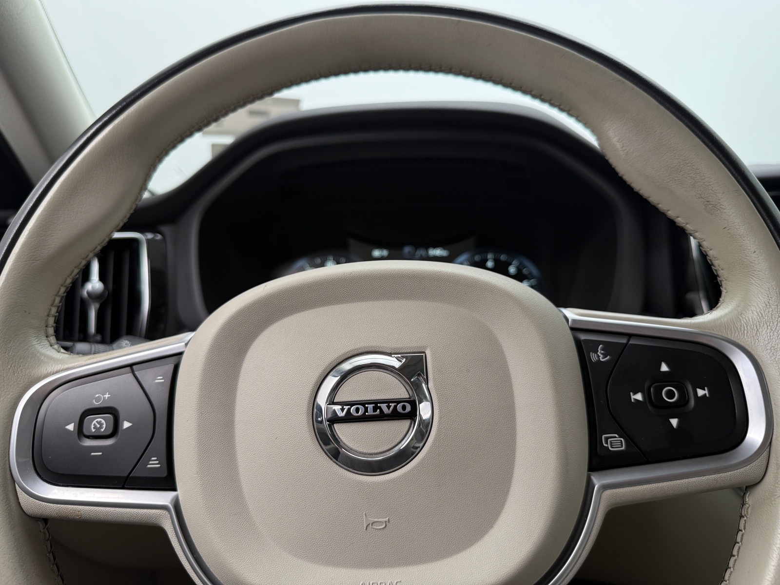 Thumbnail: 2020 Volvo XC60 - 4