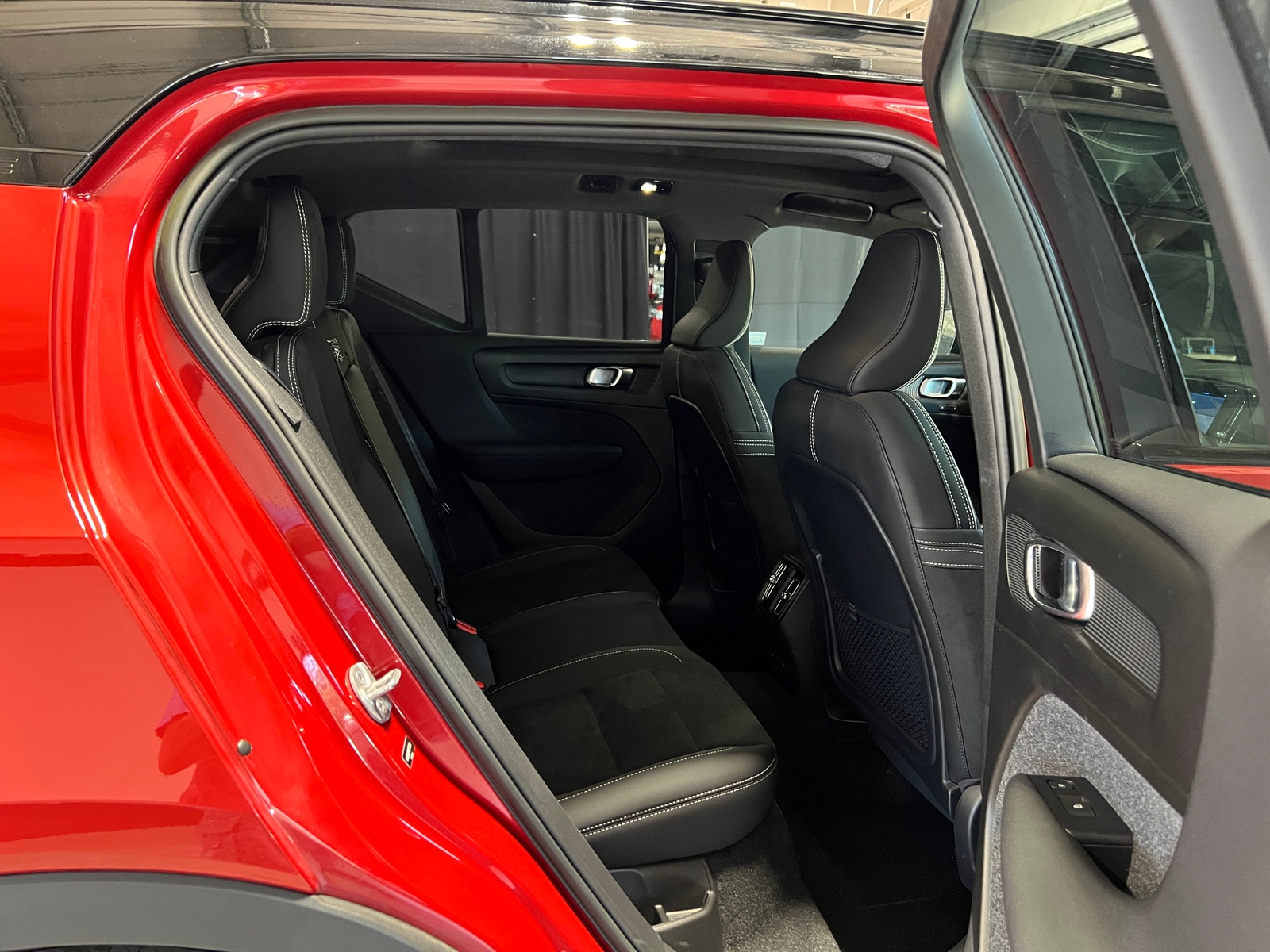 Thumbnail: 2022 Volvo XC40 - 5