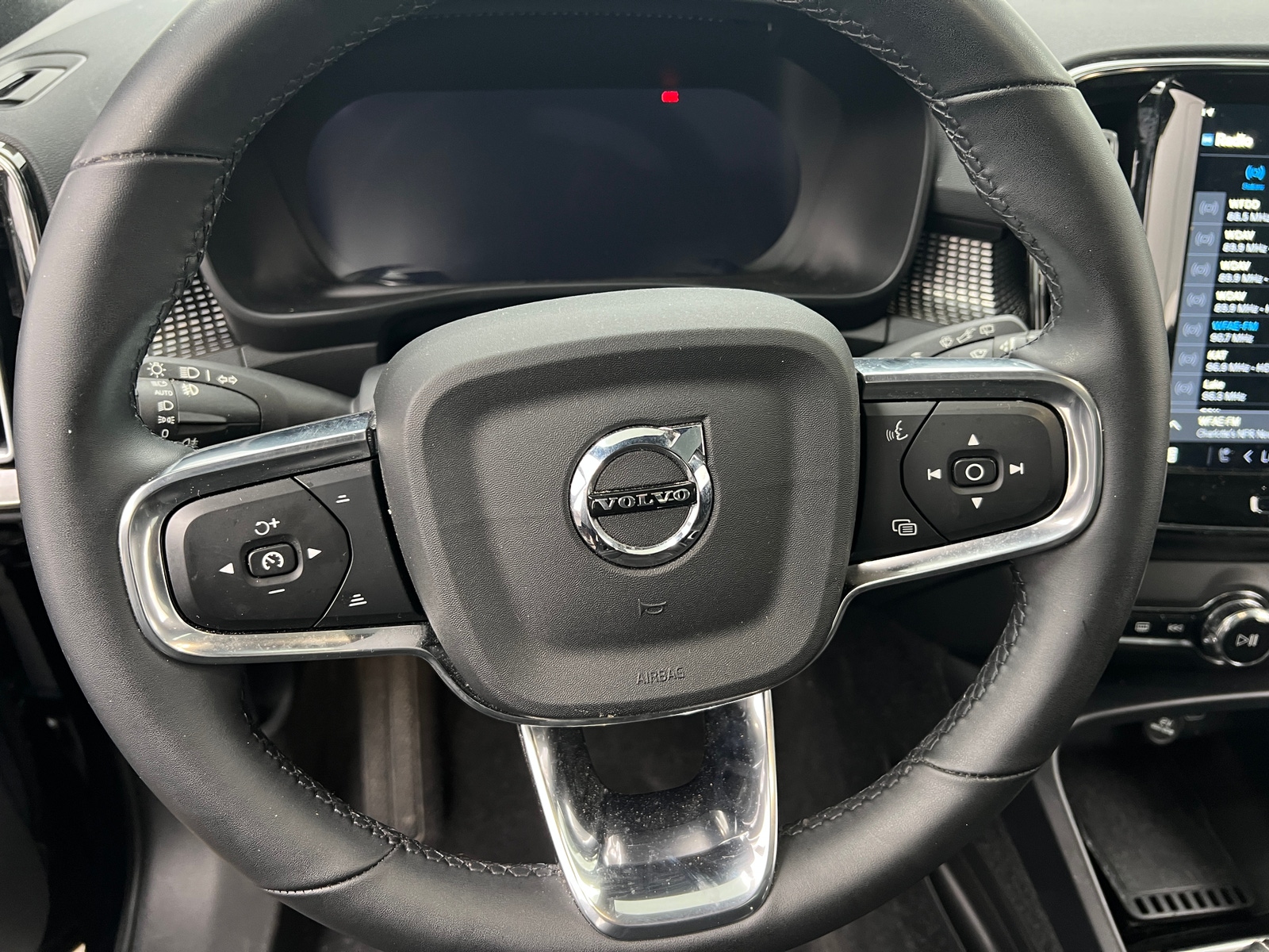 Thumbnail: 2022 Volvo XC40 - 4
