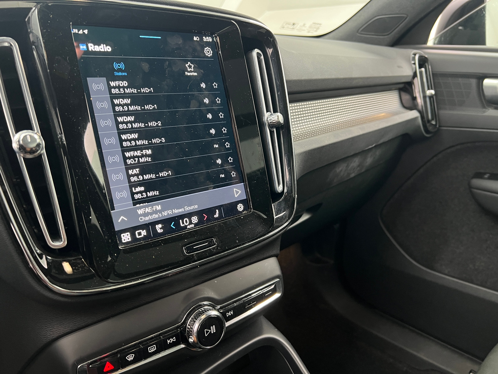 Thumbnail: 2022 Volvo XC40 - 3