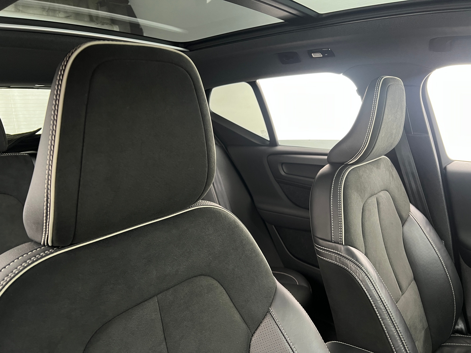 Thumbnail: 2021 Volvo XC40 - 2
