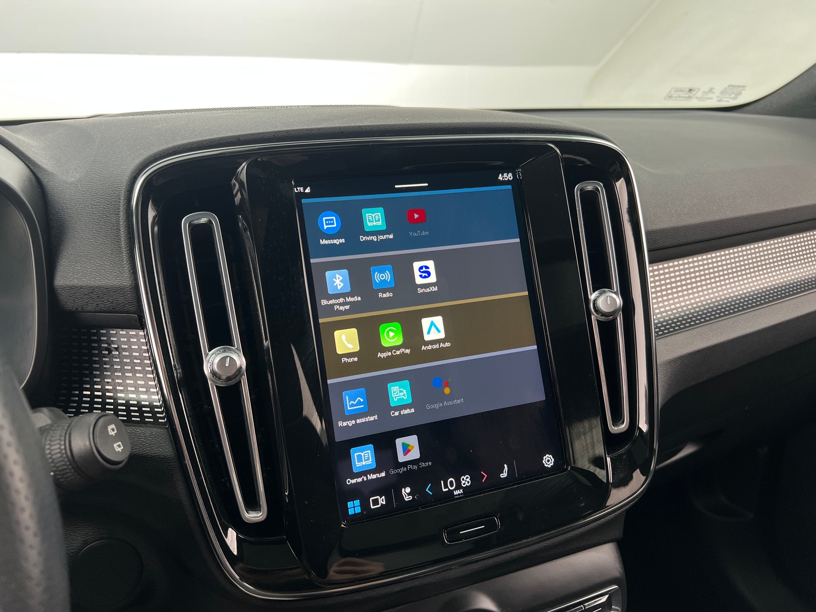 Thumbnail: 2021 Volvo XC40 - 4