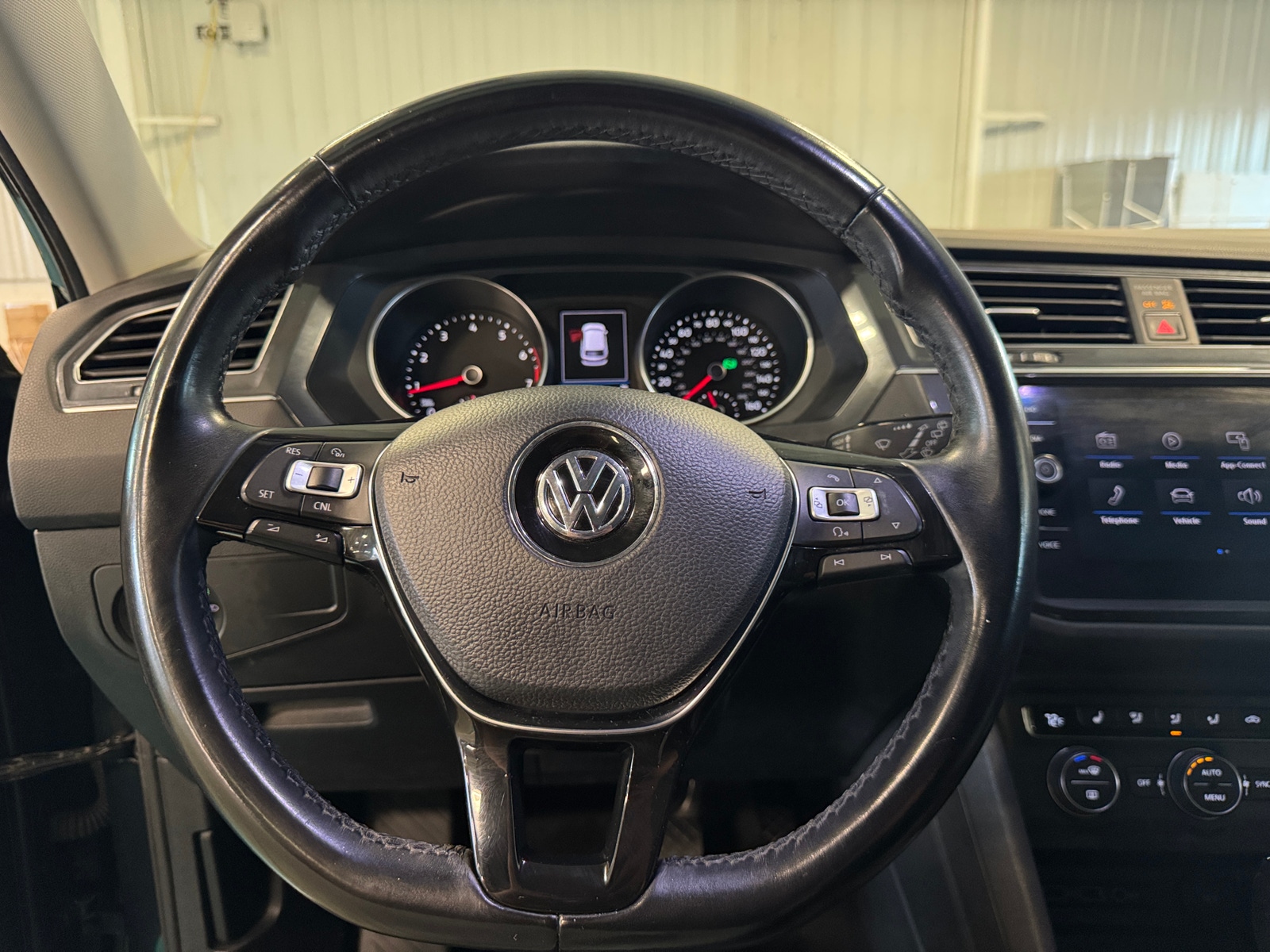 Thumbnail: 2018 Volkswagen Tiguan - 4