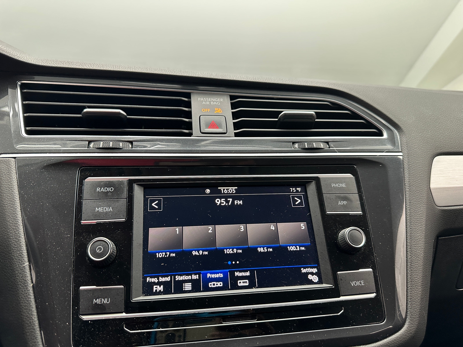 Thumbnail: 2021 Volkswagen Tiguan - 4