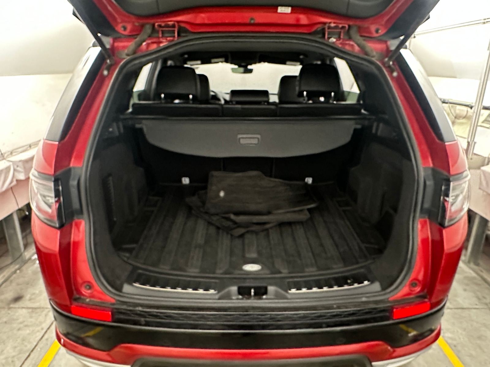 Thumbnail: 2020 Land Rover Discovery Sport - 6