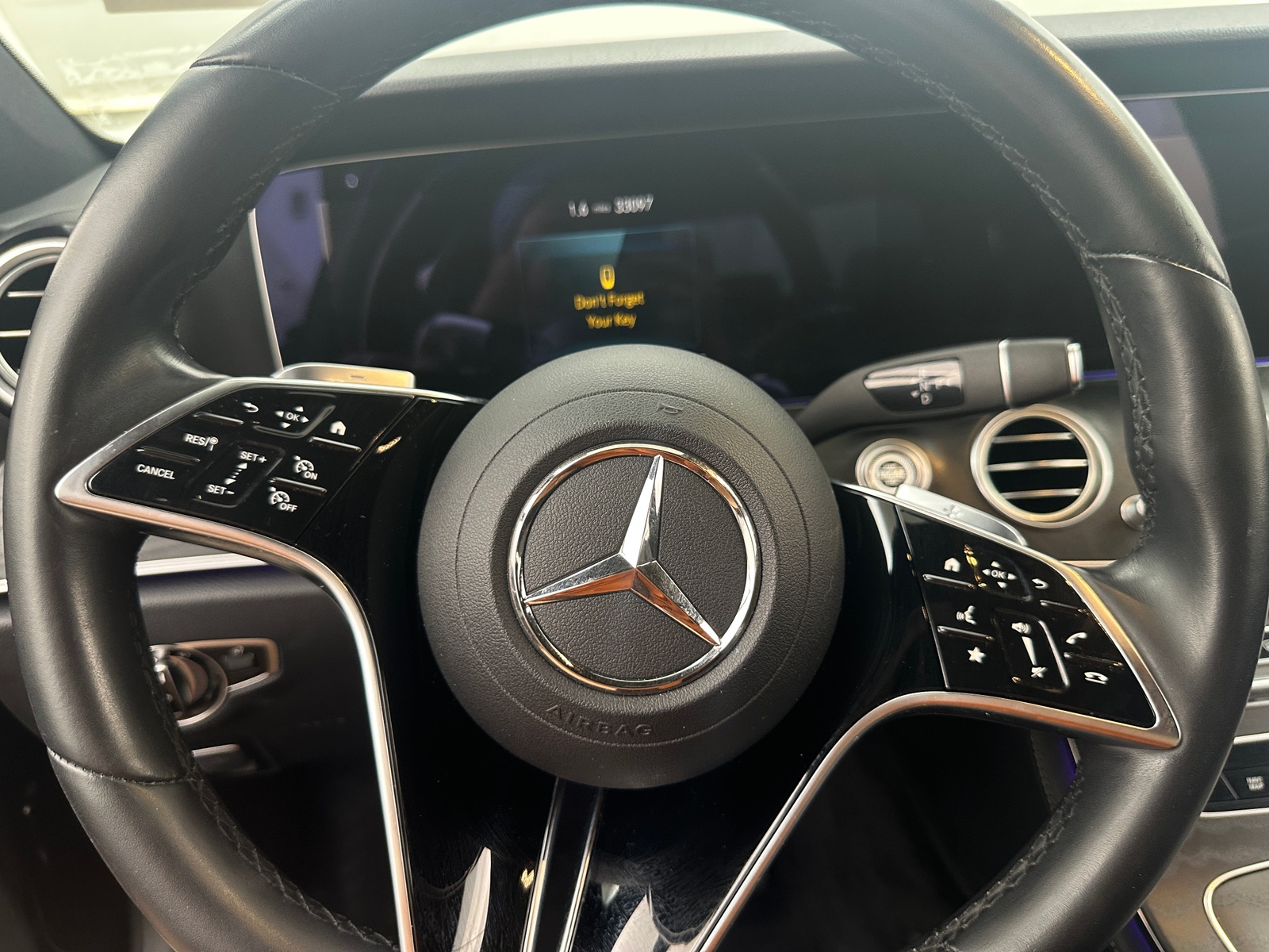 Thumbnail: 2022 Mercedes-Benz E-Class - 4