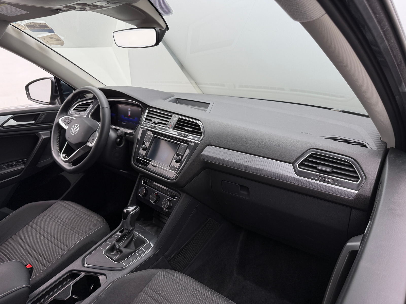 Thumbnail: 2022 Volkswagen Tiguan - 3