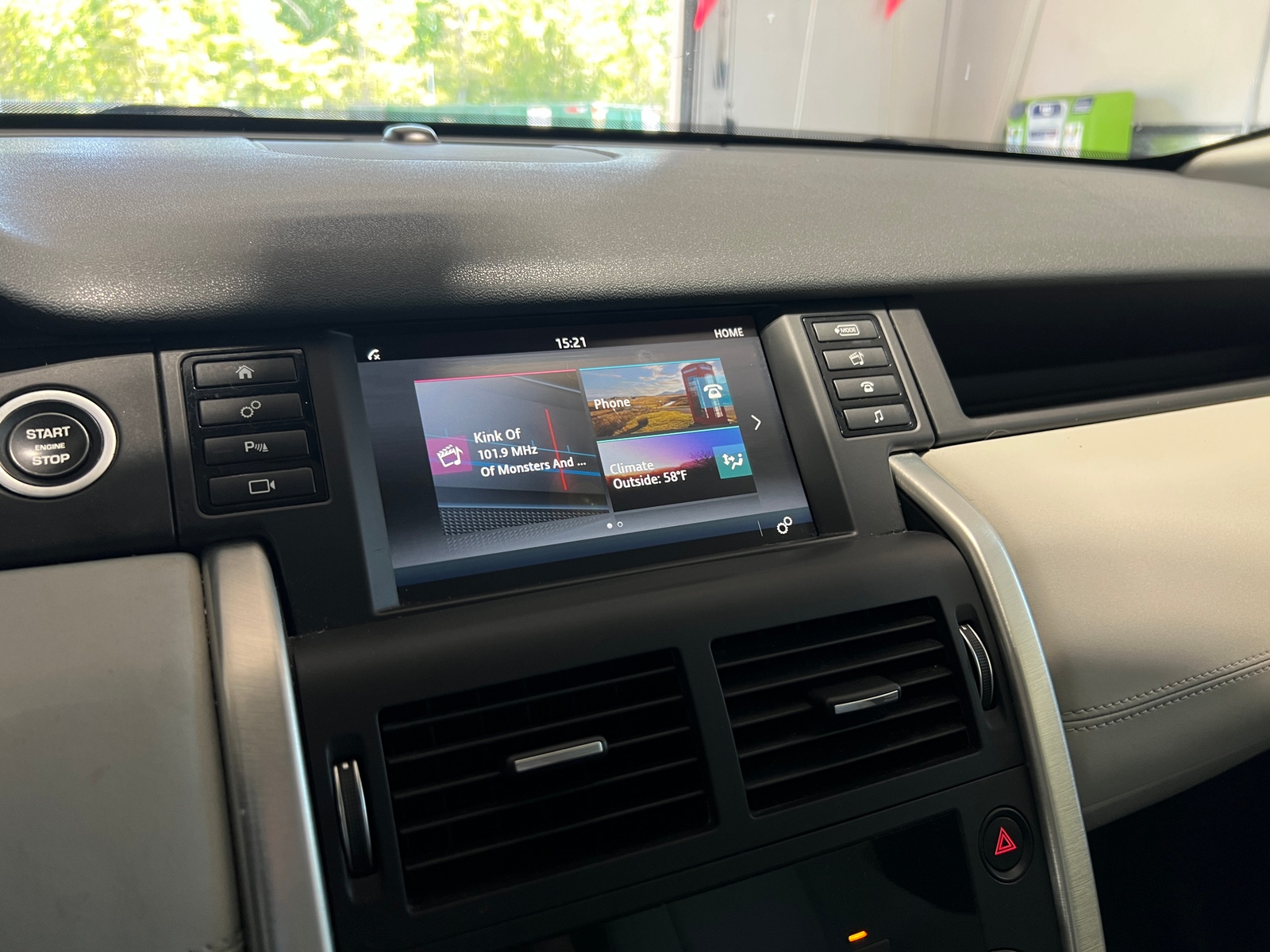 Thumbnail: 2019 Land Rover Discovery Sport - 3