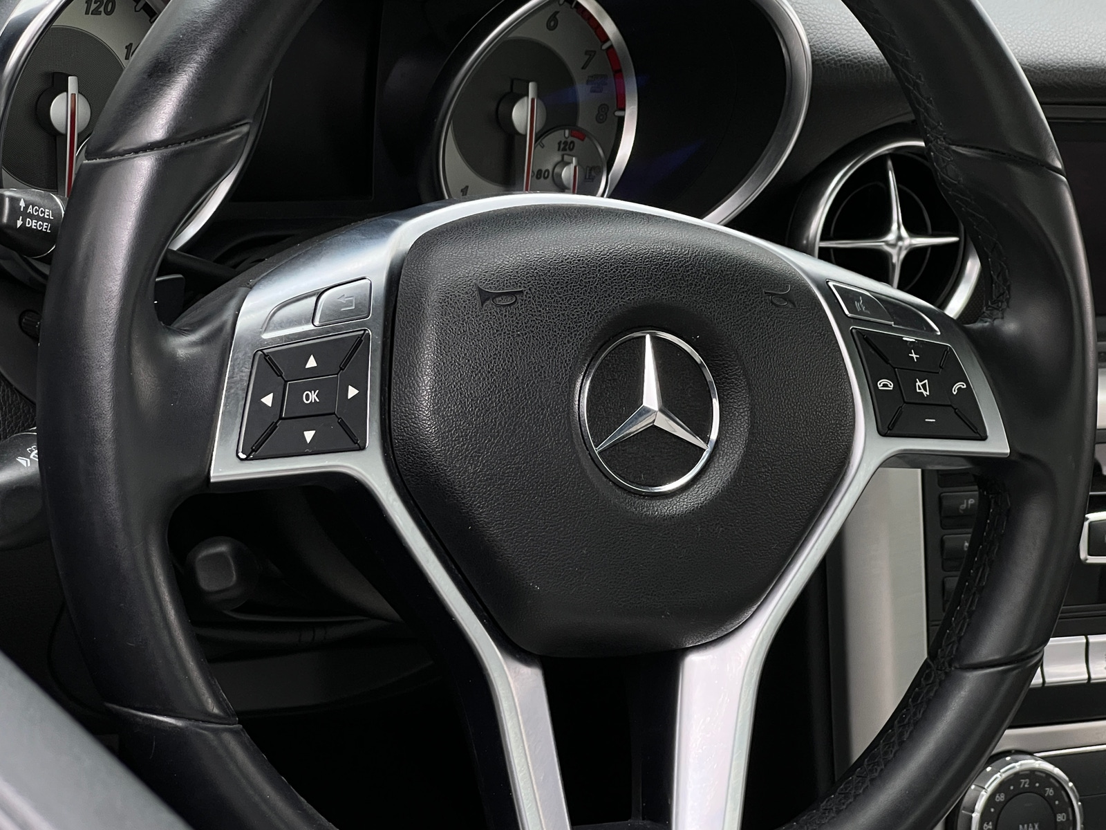 Thumbnail: 2012 Mercedes-Benz SLK - 4