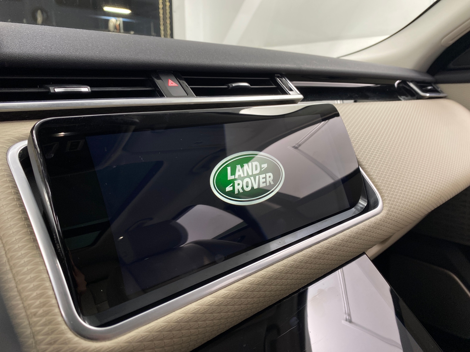 Thumbnail: 2020 Land Rover Range Rover Velar - 4