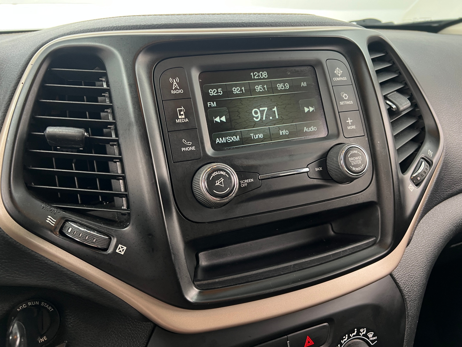 Thumbnail: 2017 Jeep Cherokee - 4