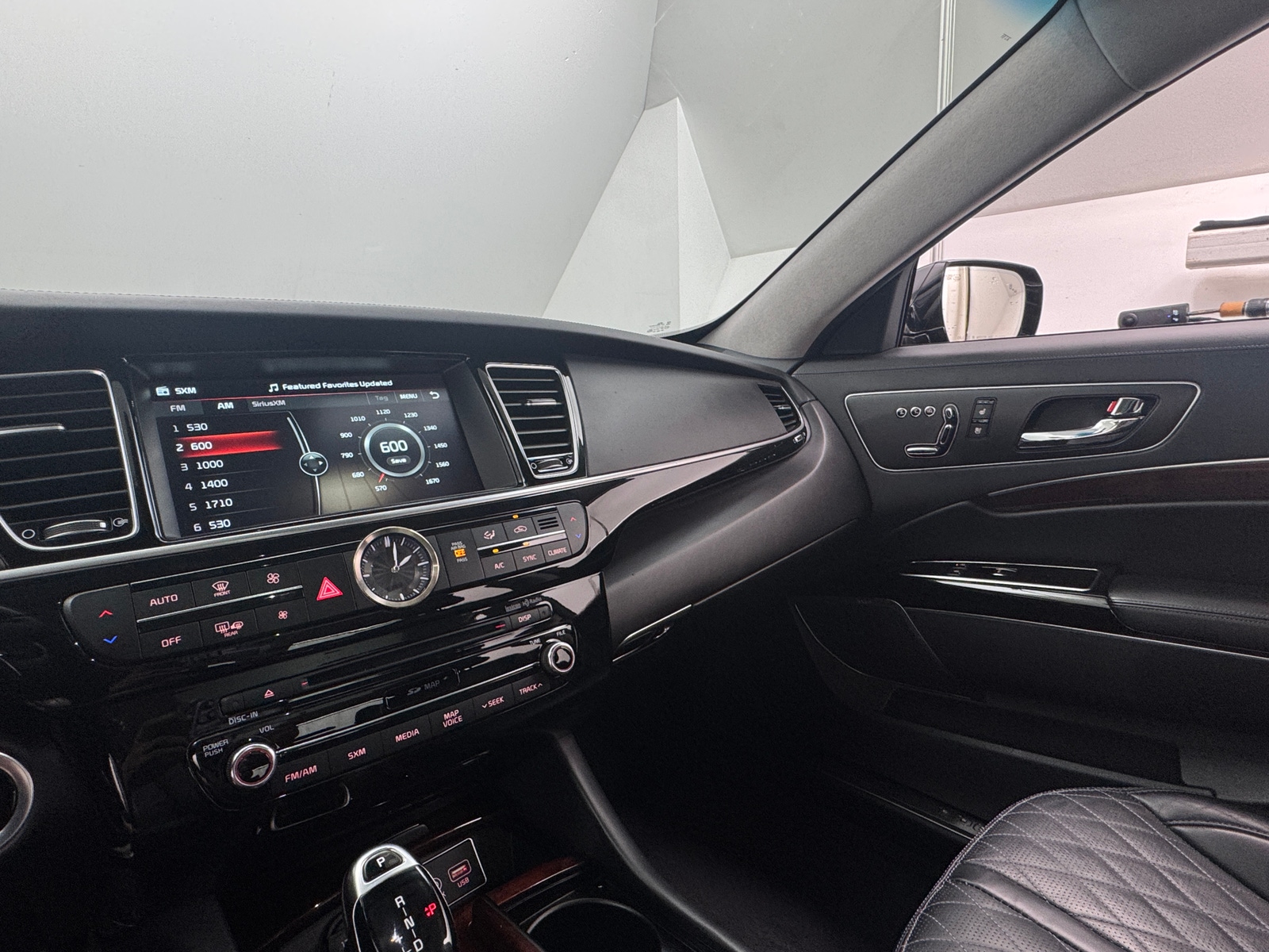 Thumbnail: 2017 Kia K900 - 3