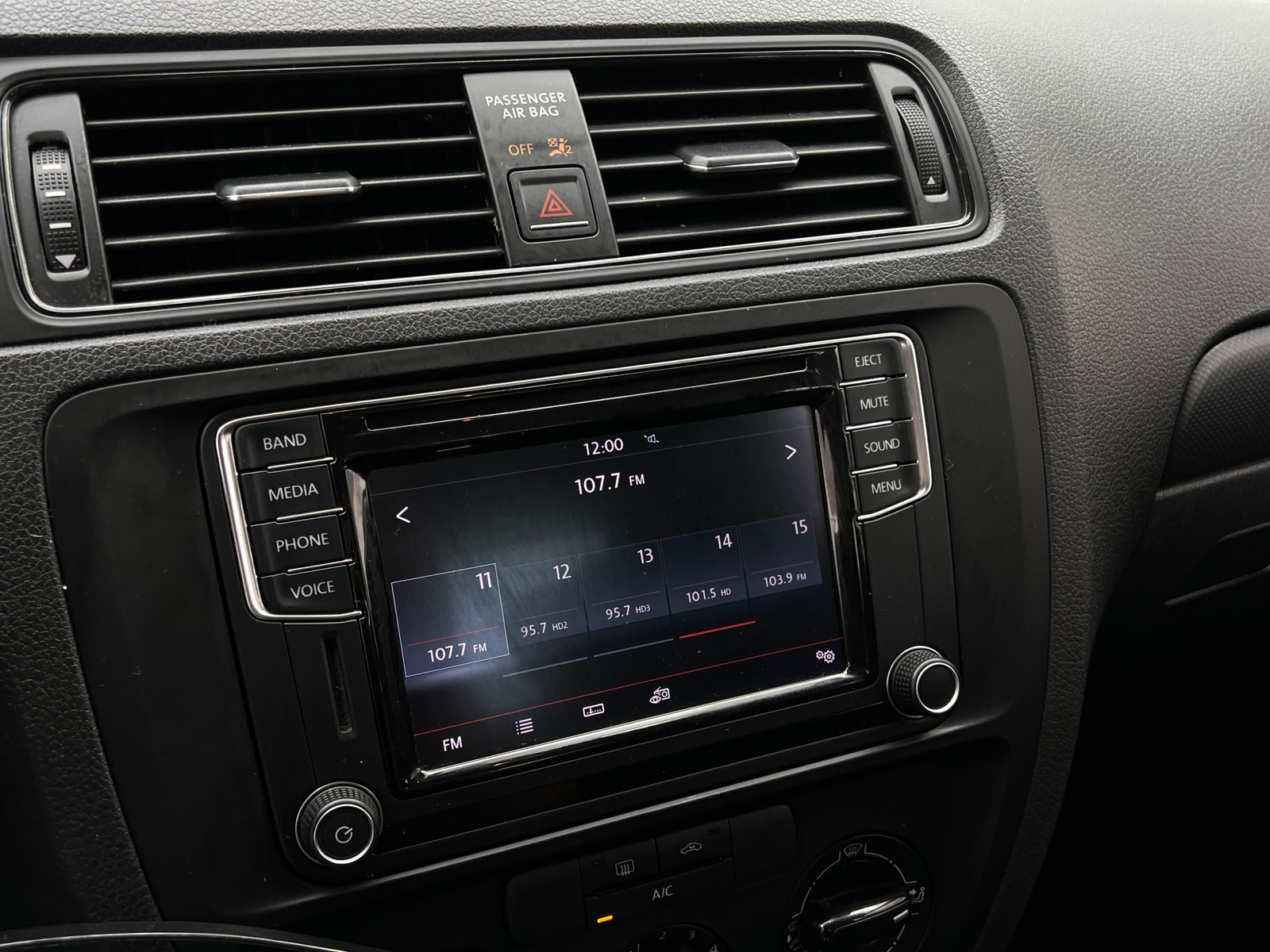 Thumbnail: 2016 Volkswagen Jetta - 4