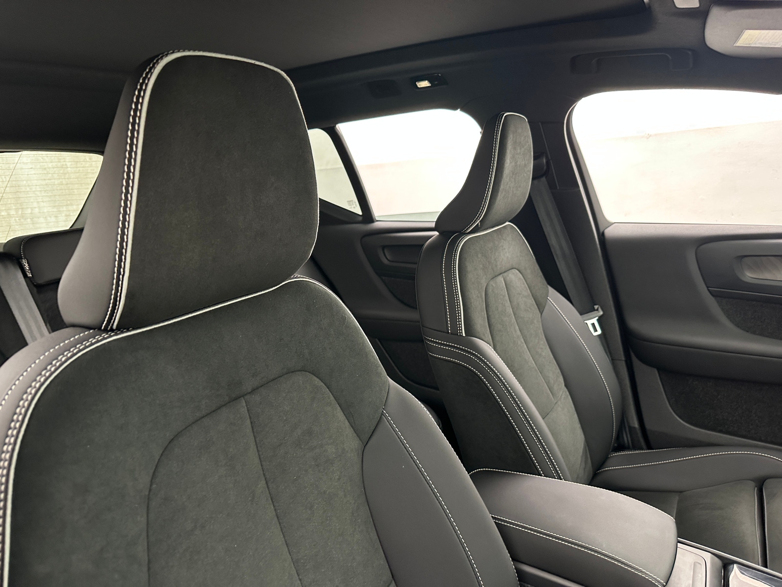 Thumbnail: 2023 Volvo XC40 - 2