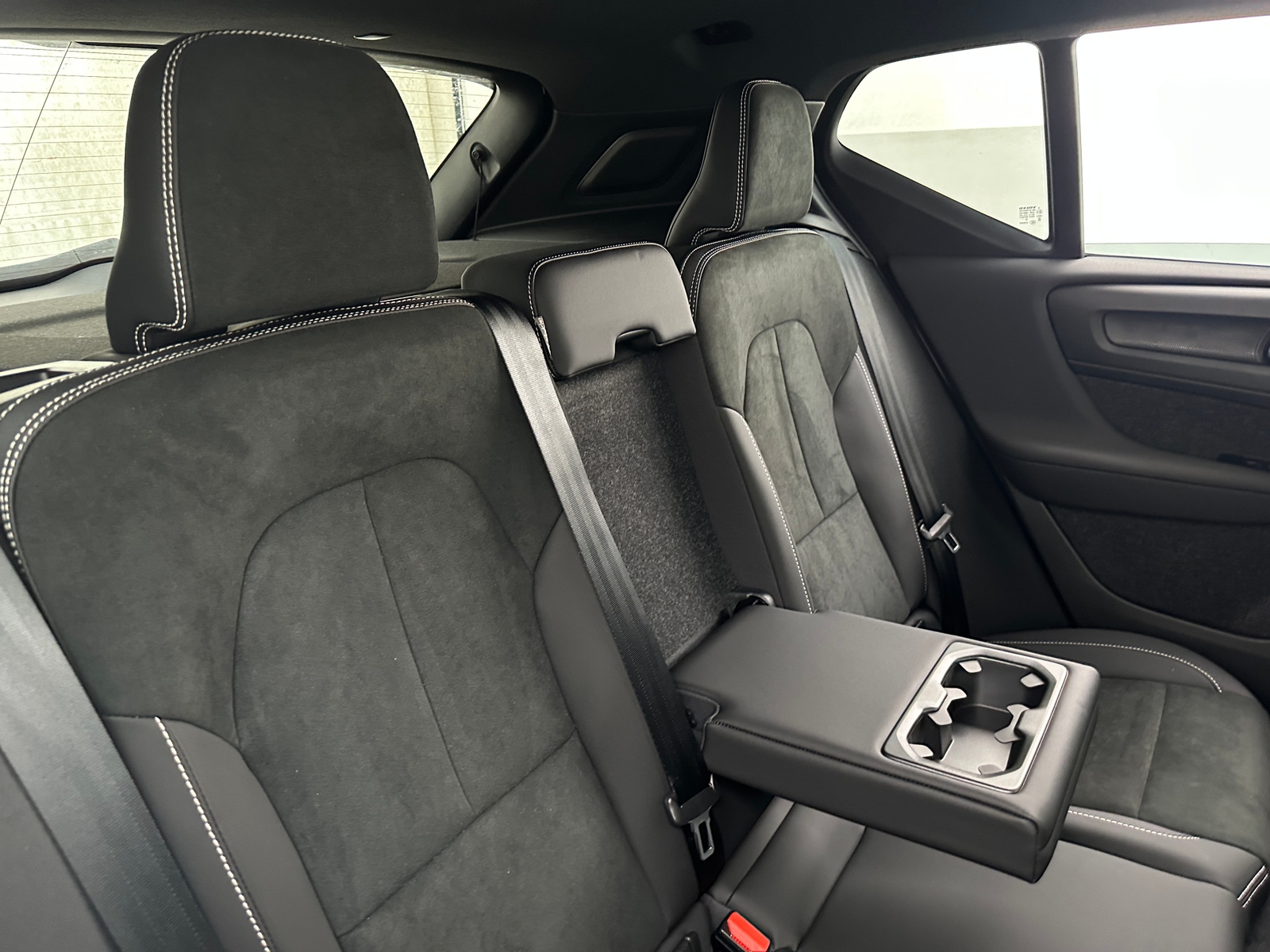 Thumbnail: 2023 Volvo XC40 - 6