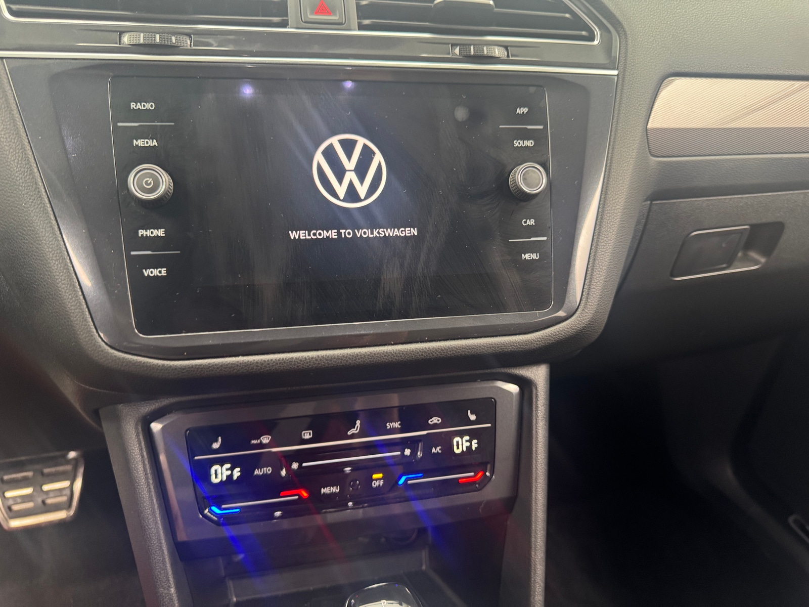 Thumbnail: 2023 Volkswagen Tiguan - 3