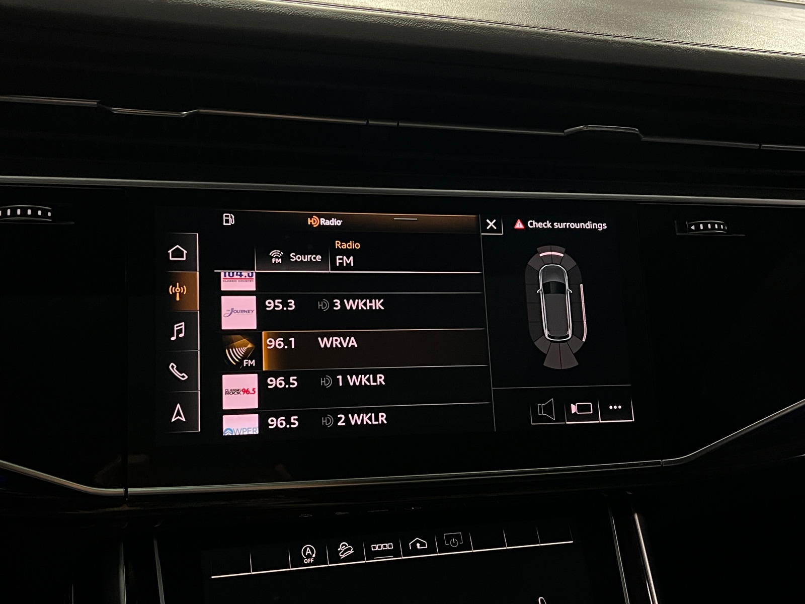 Thumbnail: 2022 Audi SQ7 - 3