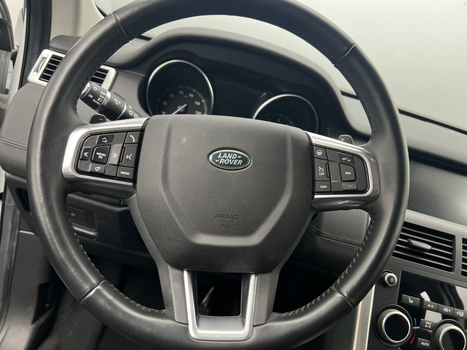 Thumbnail: 2017 Land Rover Discovery Sport - 4