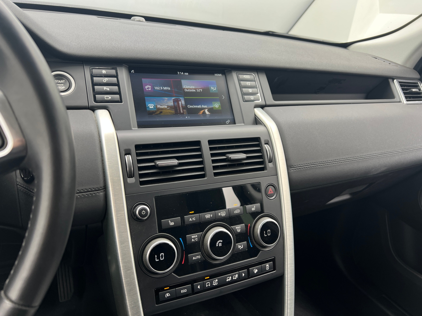 Thumbnail: 2017 Land Rover Discovery Sport - 3