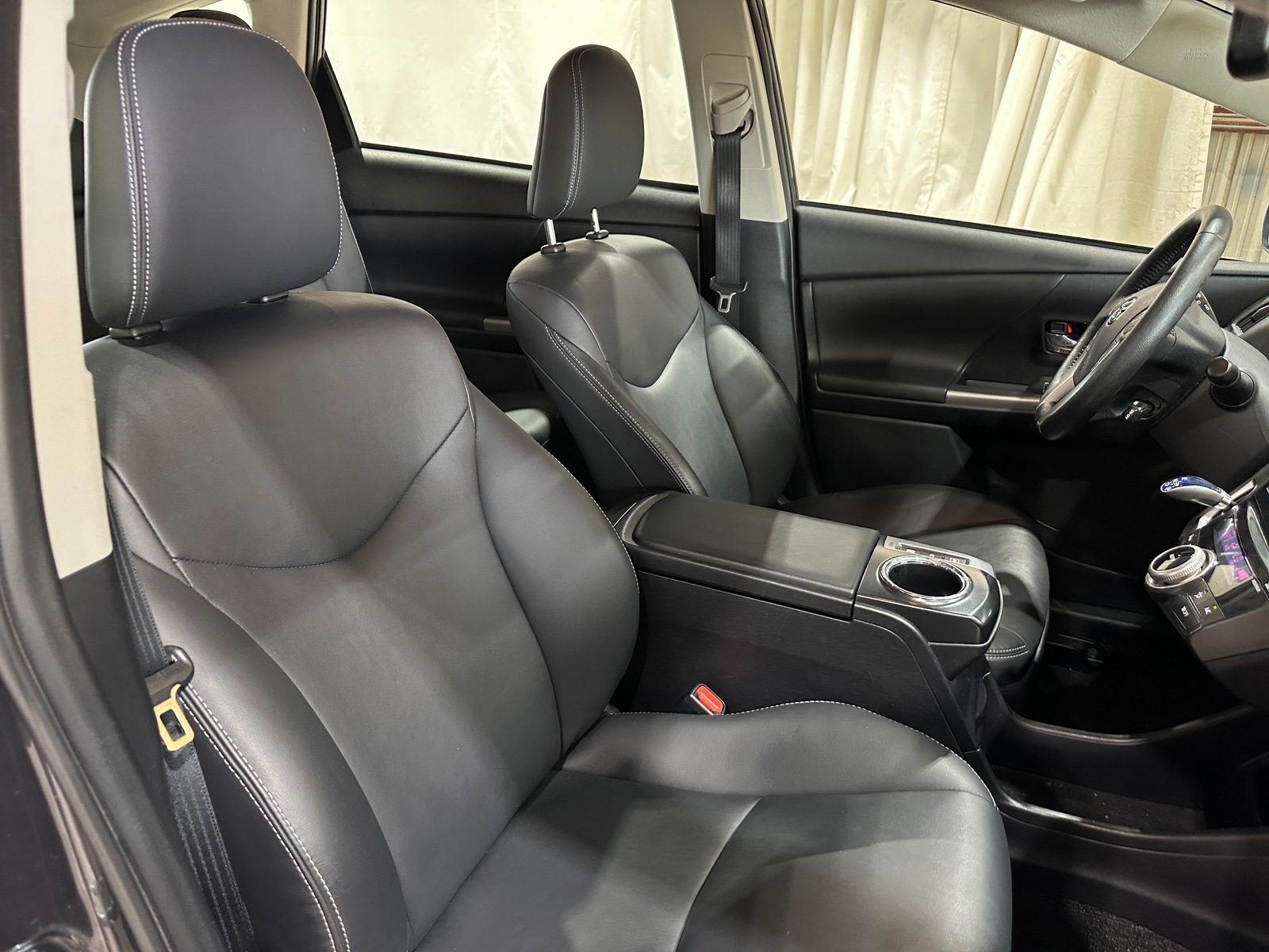 Thumbnail: 2015 Toyota Prius v - 2