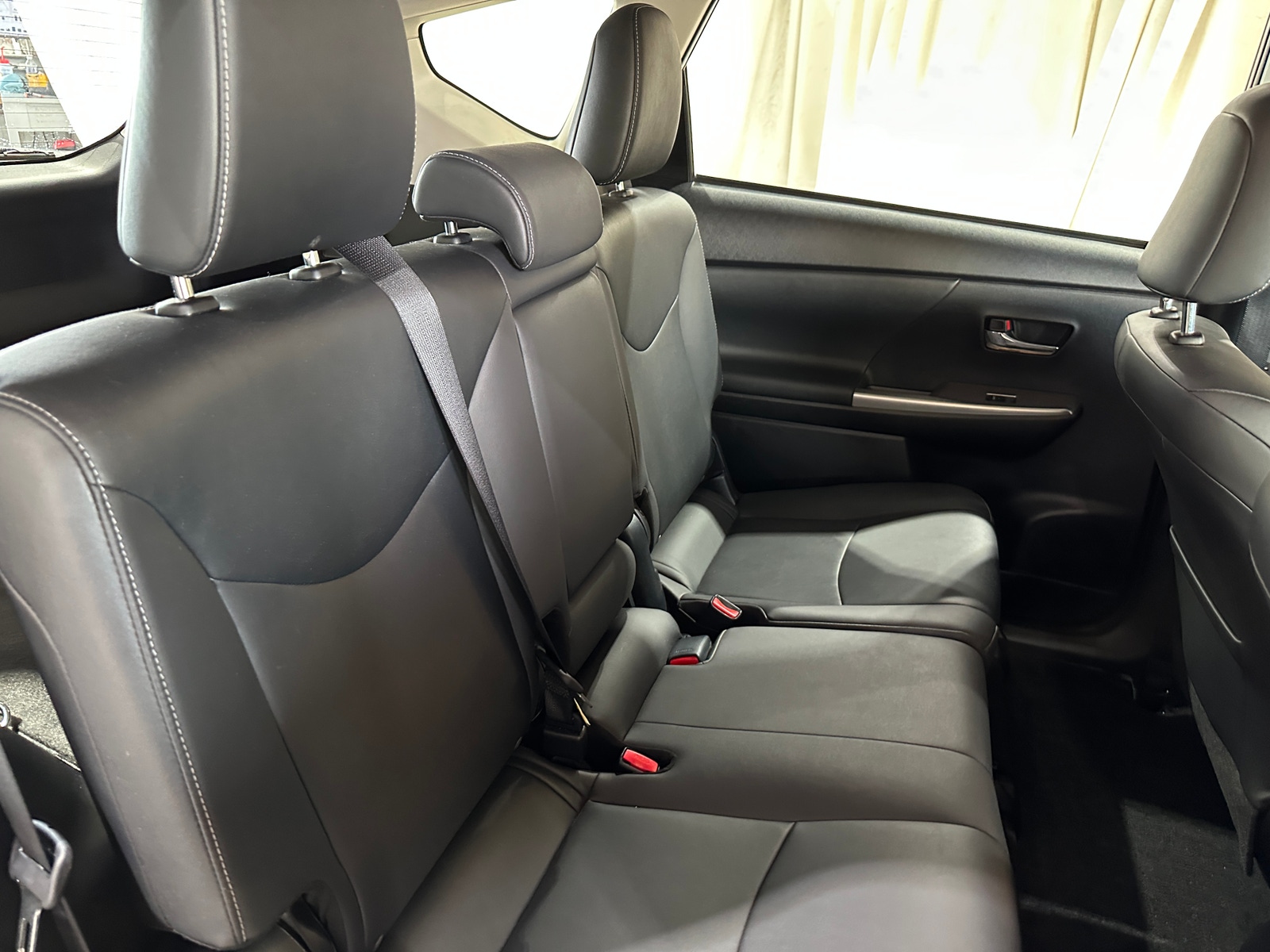 Thumbnail: 2015 Toyota Prius v - 6