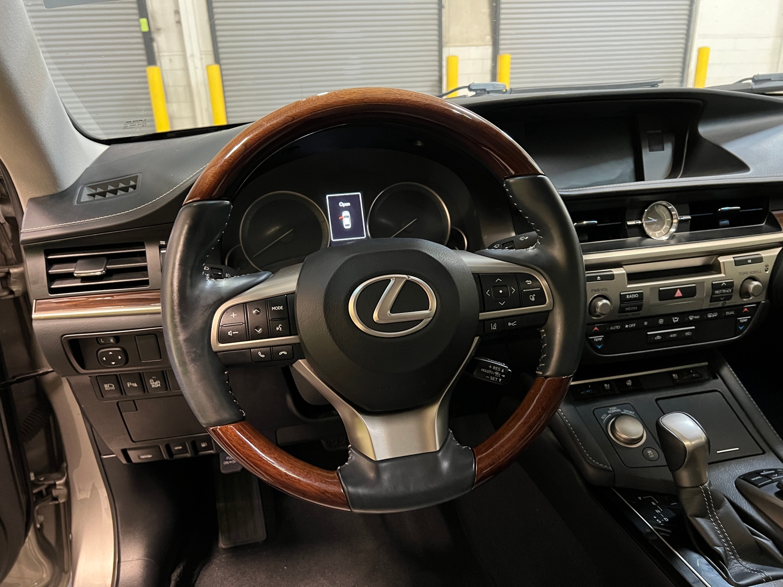 Thumbnail: 2017 Lexus ES - 4