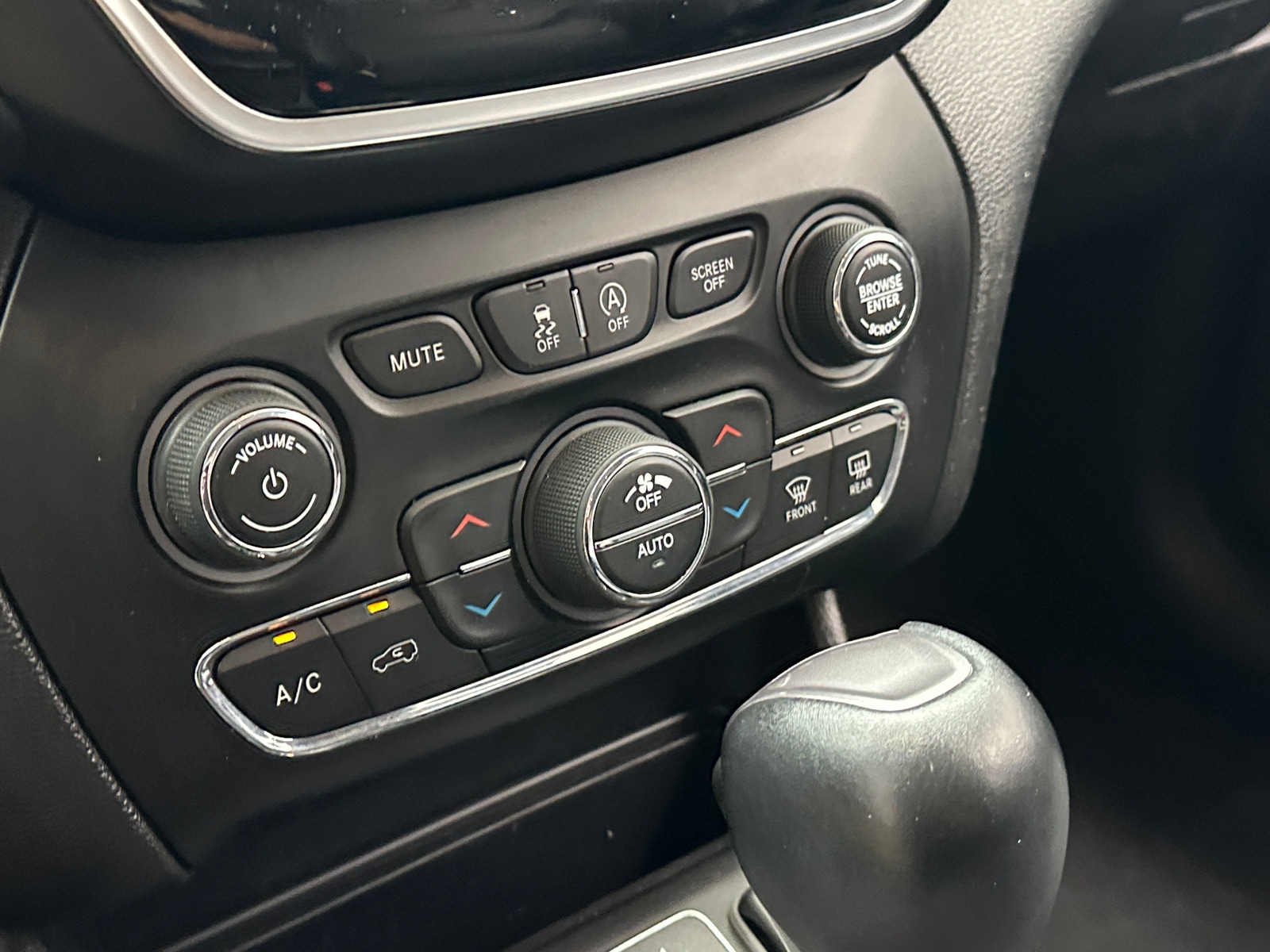 Thumbnail: 2020 Jeep Cherokee - 3