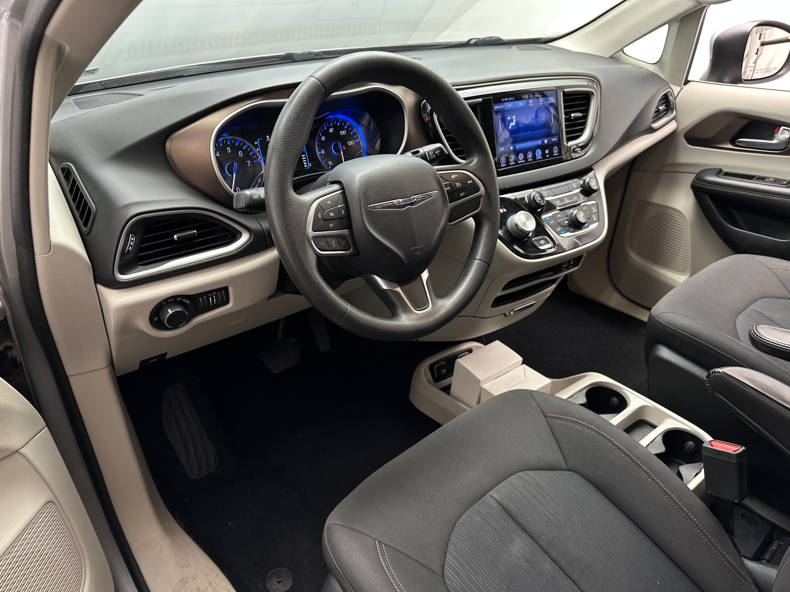 Thumbnail: 2017 Chrysler Pacifica - 3