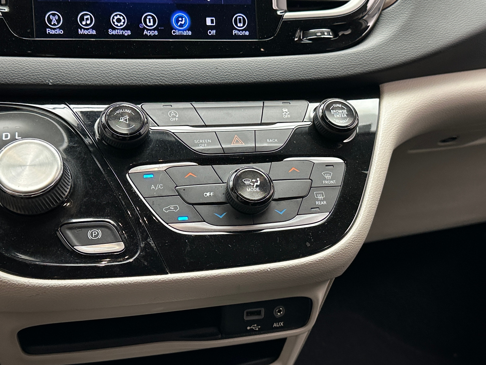 Thumbnail: 2017 Chrysler Pacifica - 4