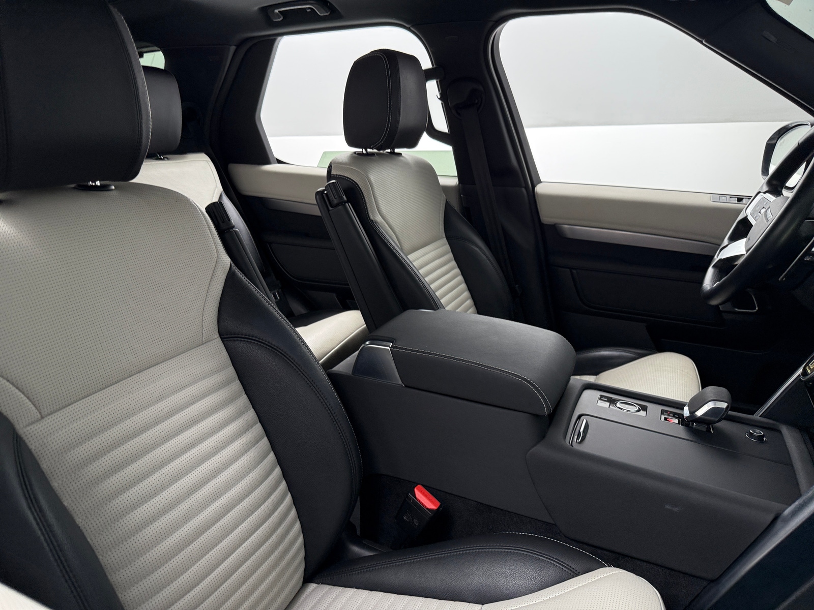Thumbnail: 2022 Land Rover Discovery - 2