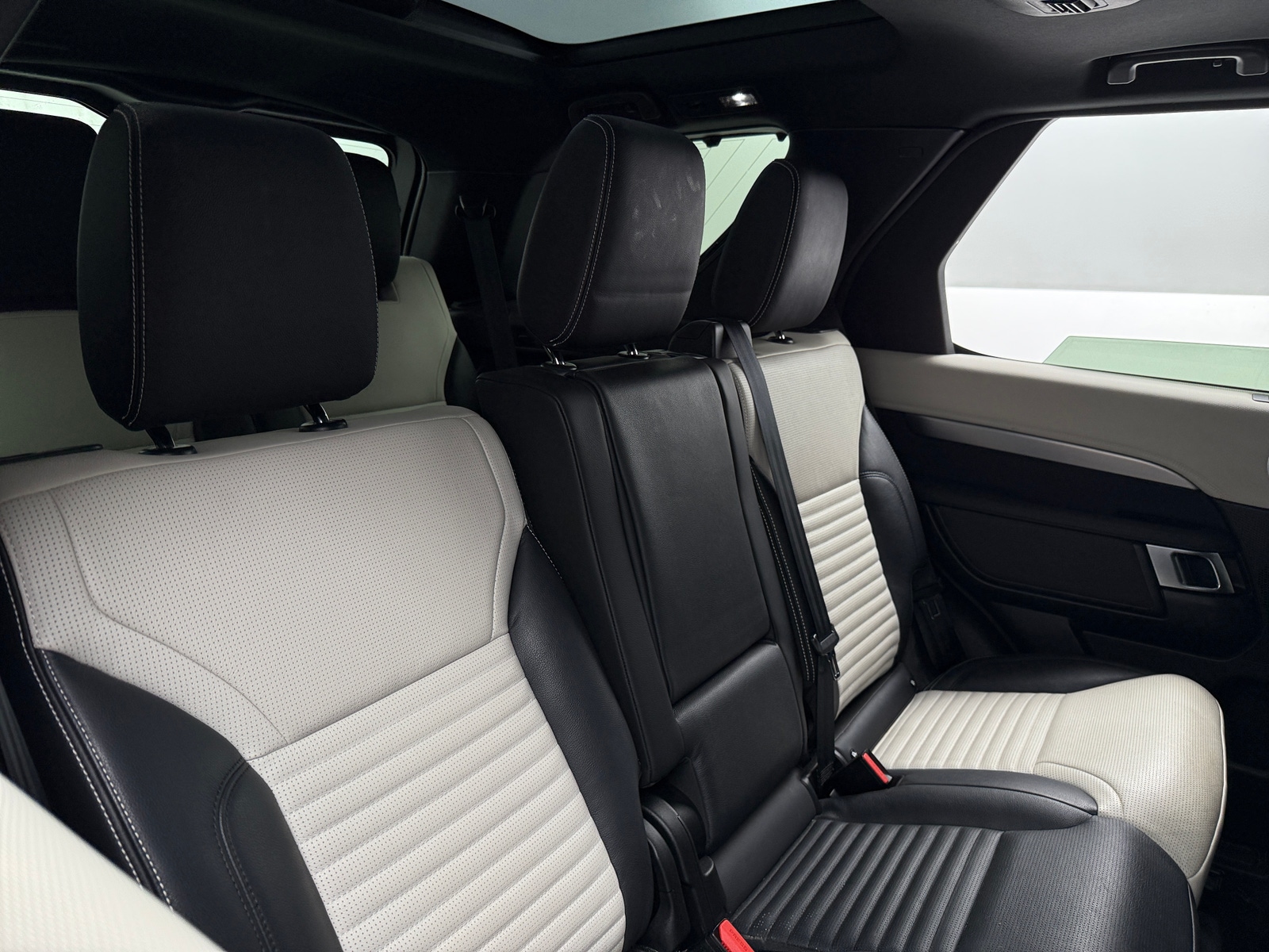 Thumbnail: 2022 Land Rover Discovery - 6