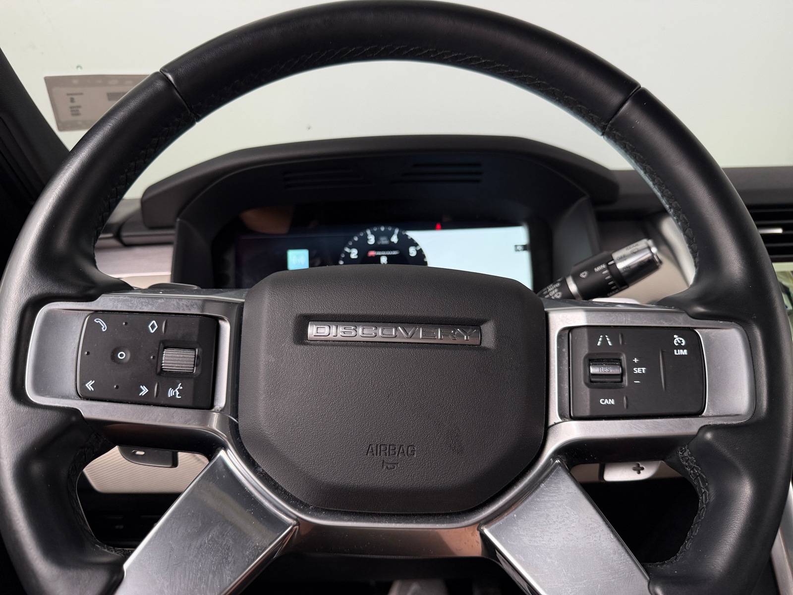 Thumbnail: 2022 Land Rover Discovery - 5
