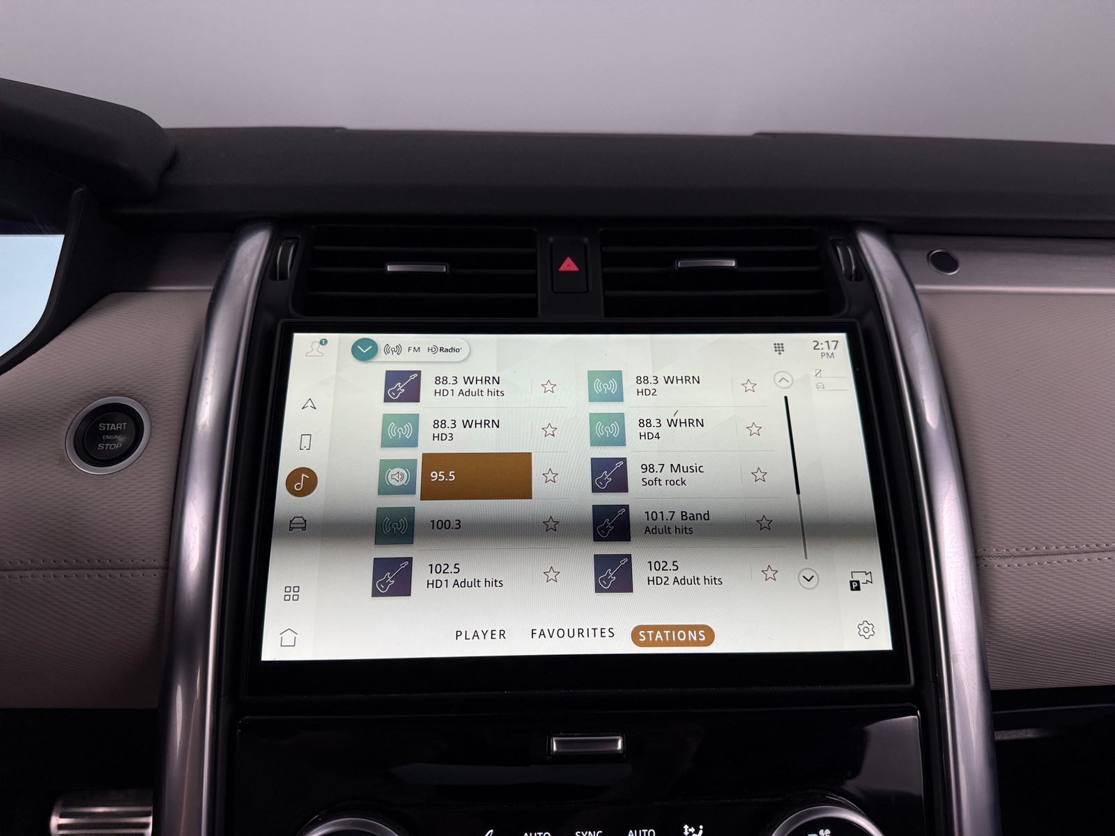 Thumbnail: 2022 Land Rover Discovery - 4