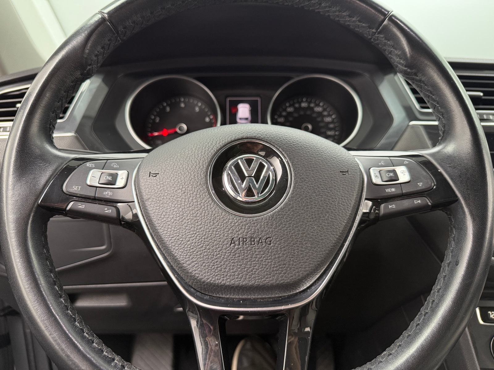 Thumbnail: 2019 Volkswagen Tiguan - 4