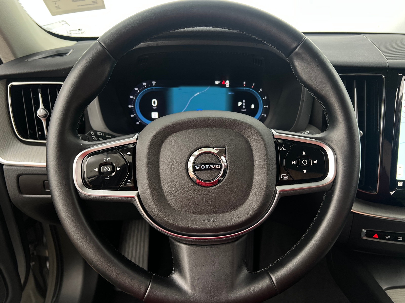 Thumbnail: 2025 Volvo XC60 - 4