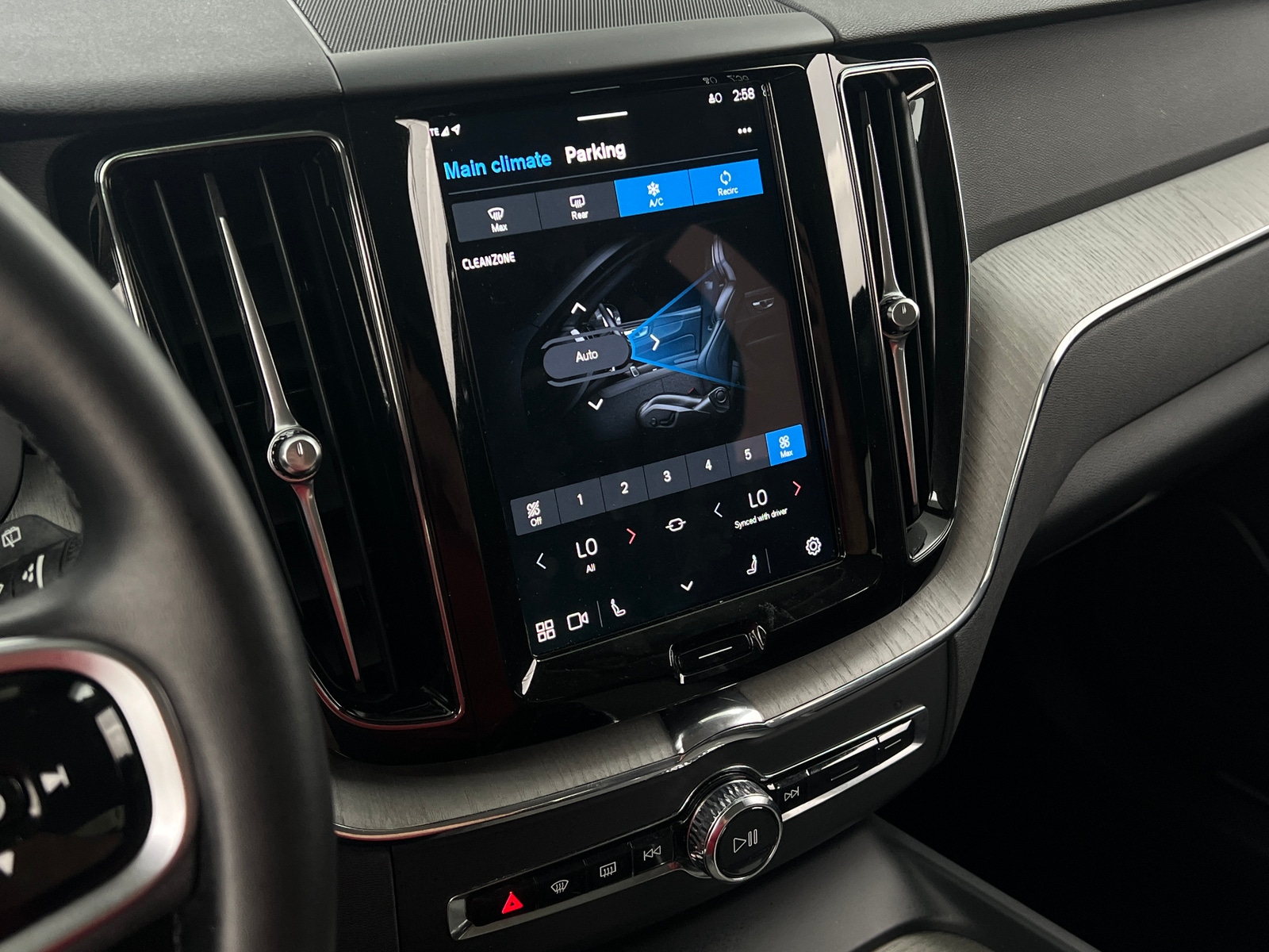 Thumbnail: 2025 Volvo XC60 - 3