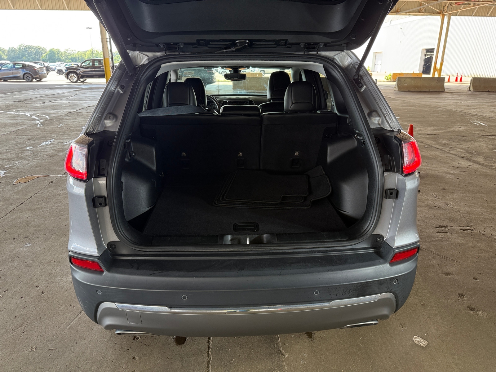 Thumbnail: 2019 Jeep Cherokee - 6