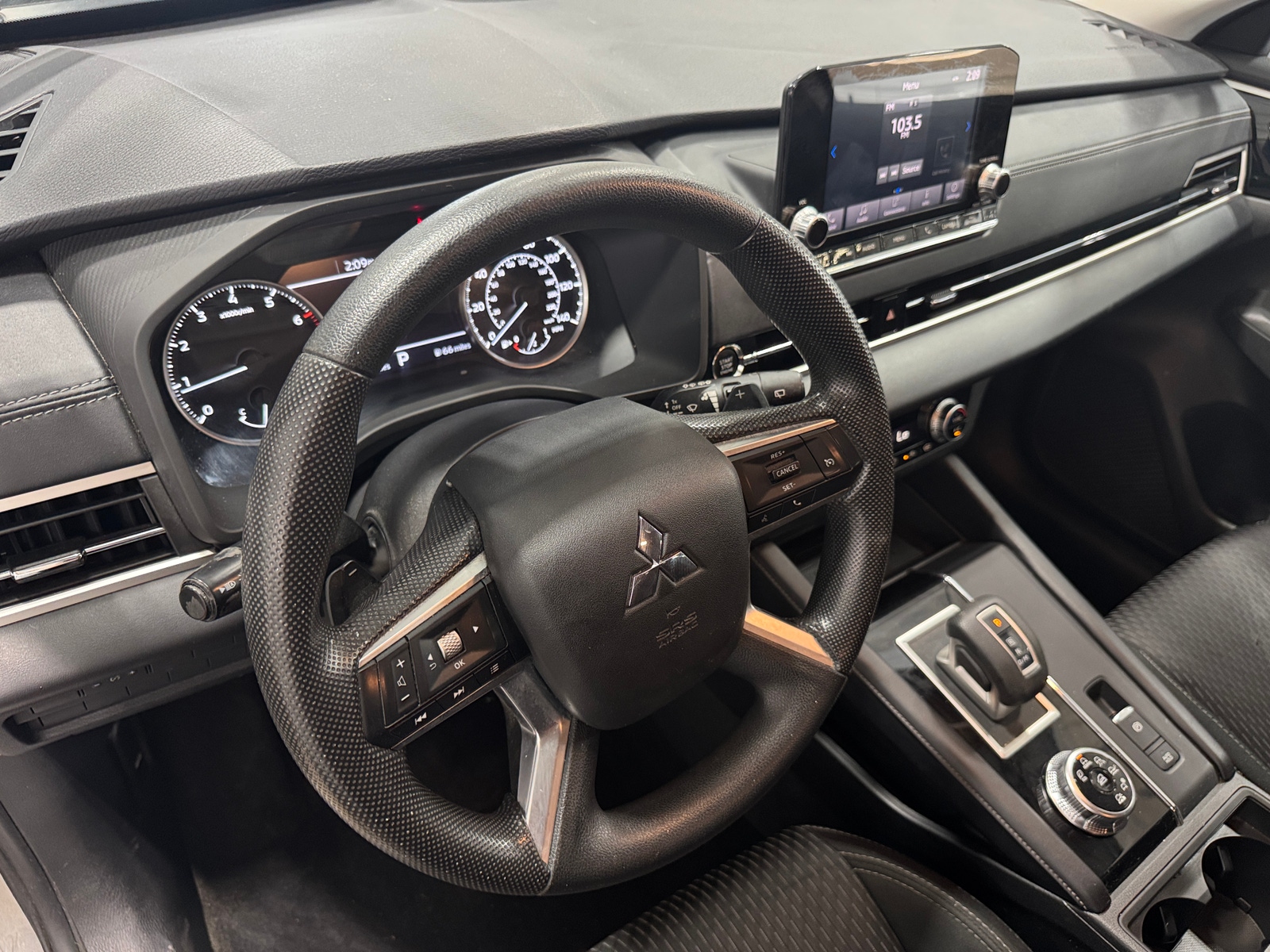 Thumbnail: 2022 Mitsubishi Outlander - 3