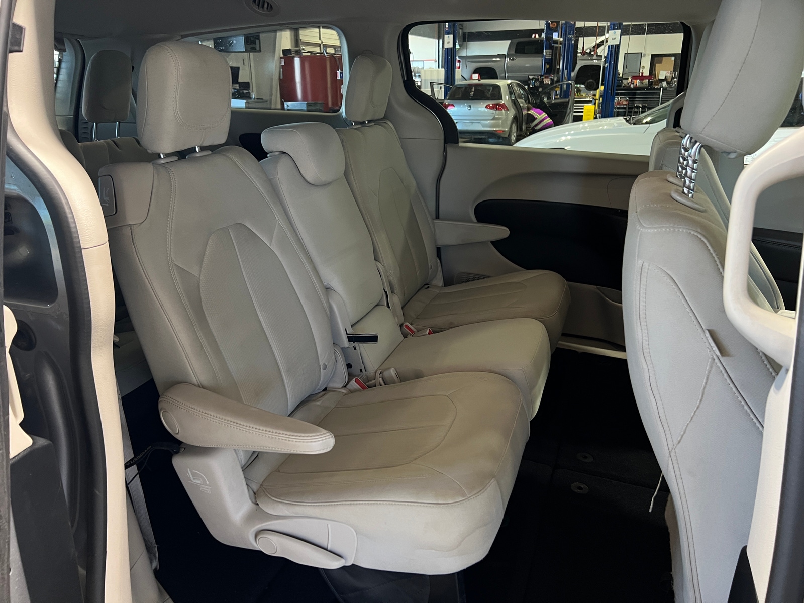 Thumbnail: 2017 Chrysler Pacifica - 6