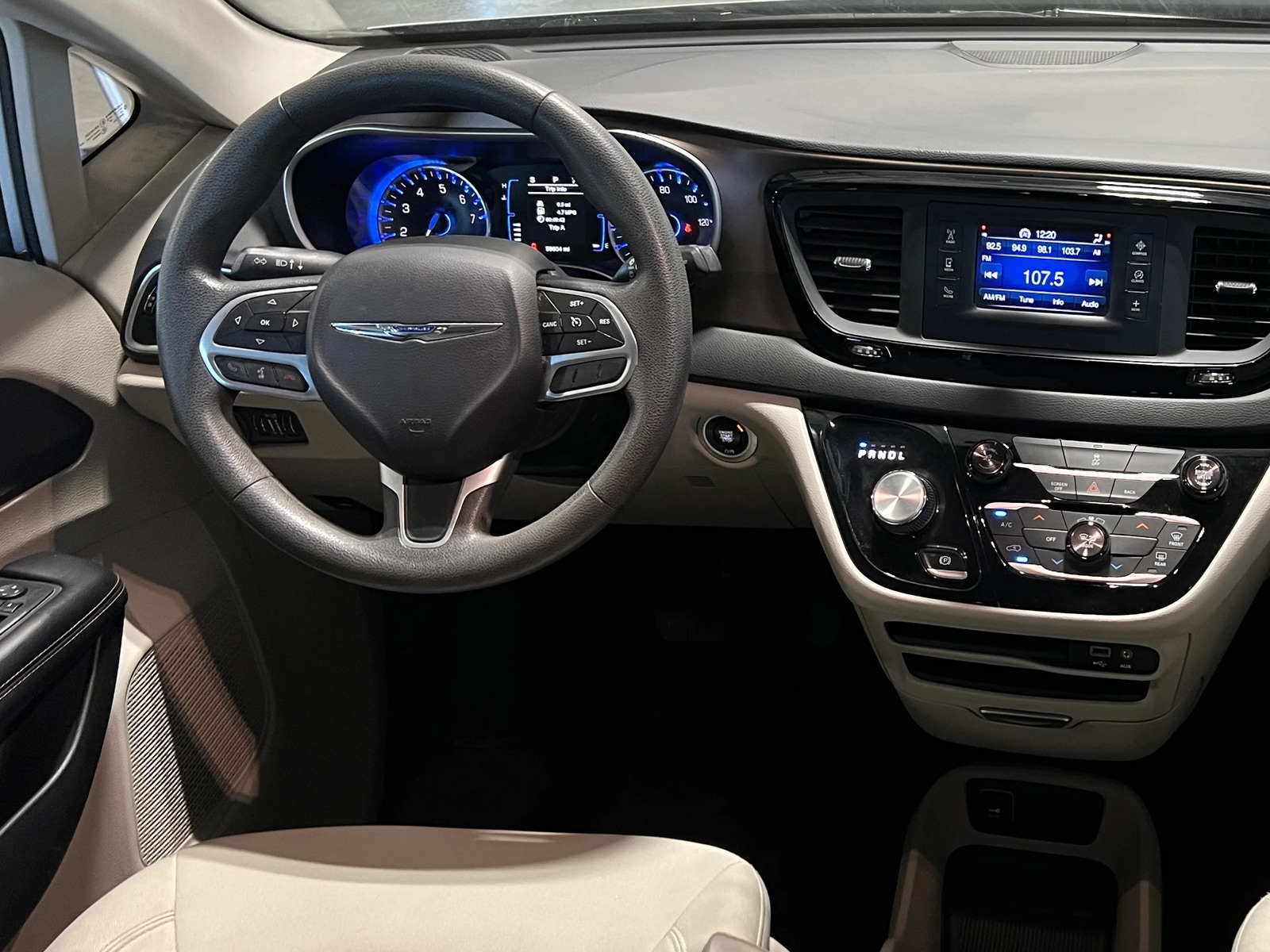 Thumbnail: 2017 Chrysler Pacifica - 3