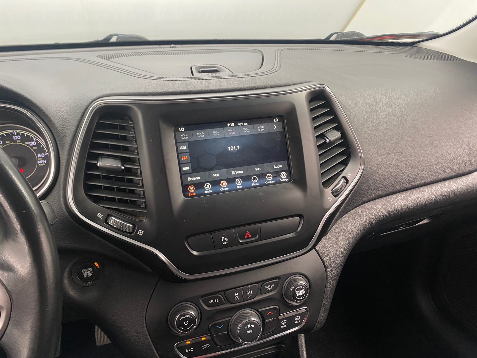Thumbnail: 2019 Jeep Cherokee - 4