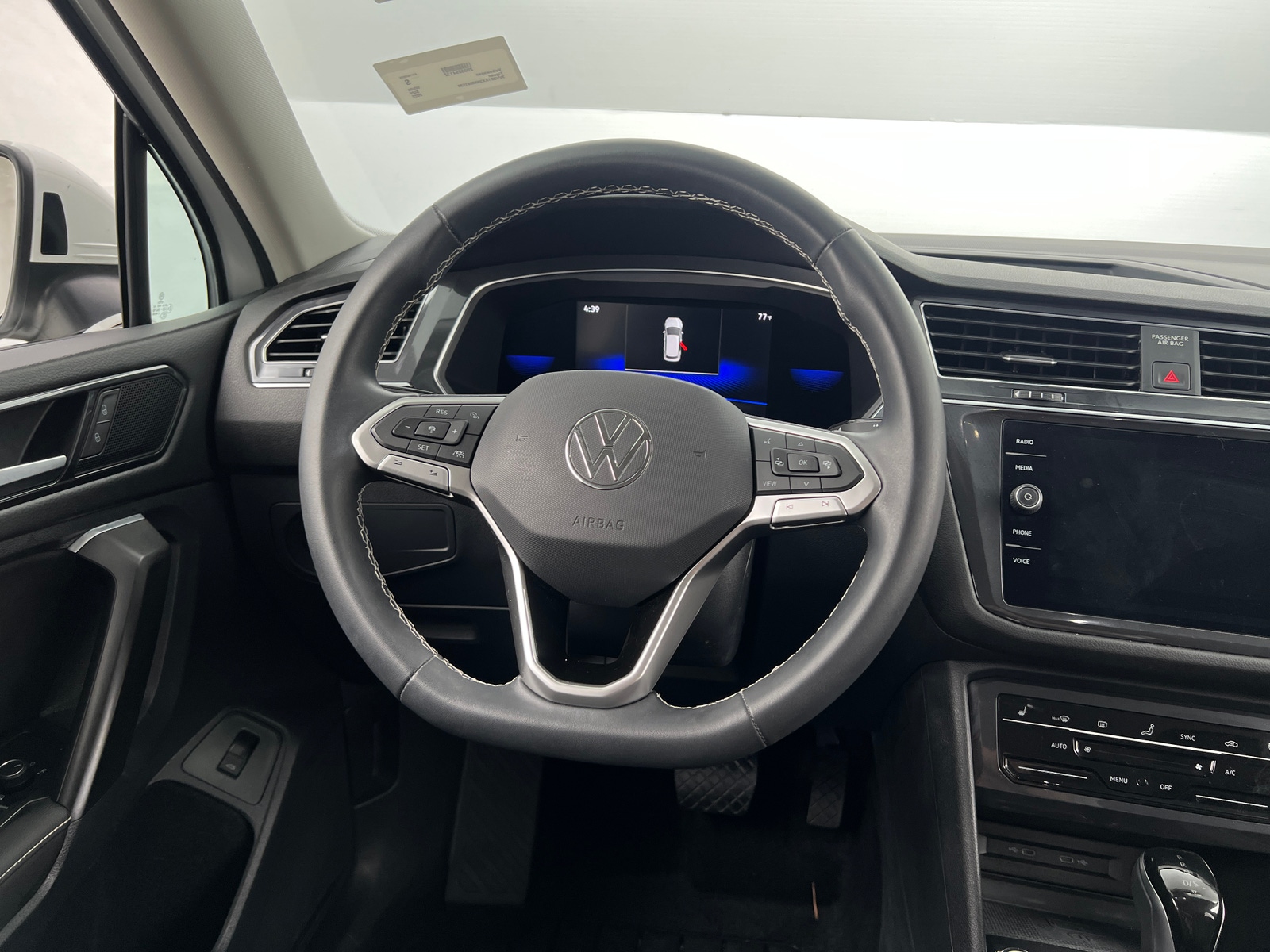 Thumbnail: 2022 Volkswagen Tiguan - 4