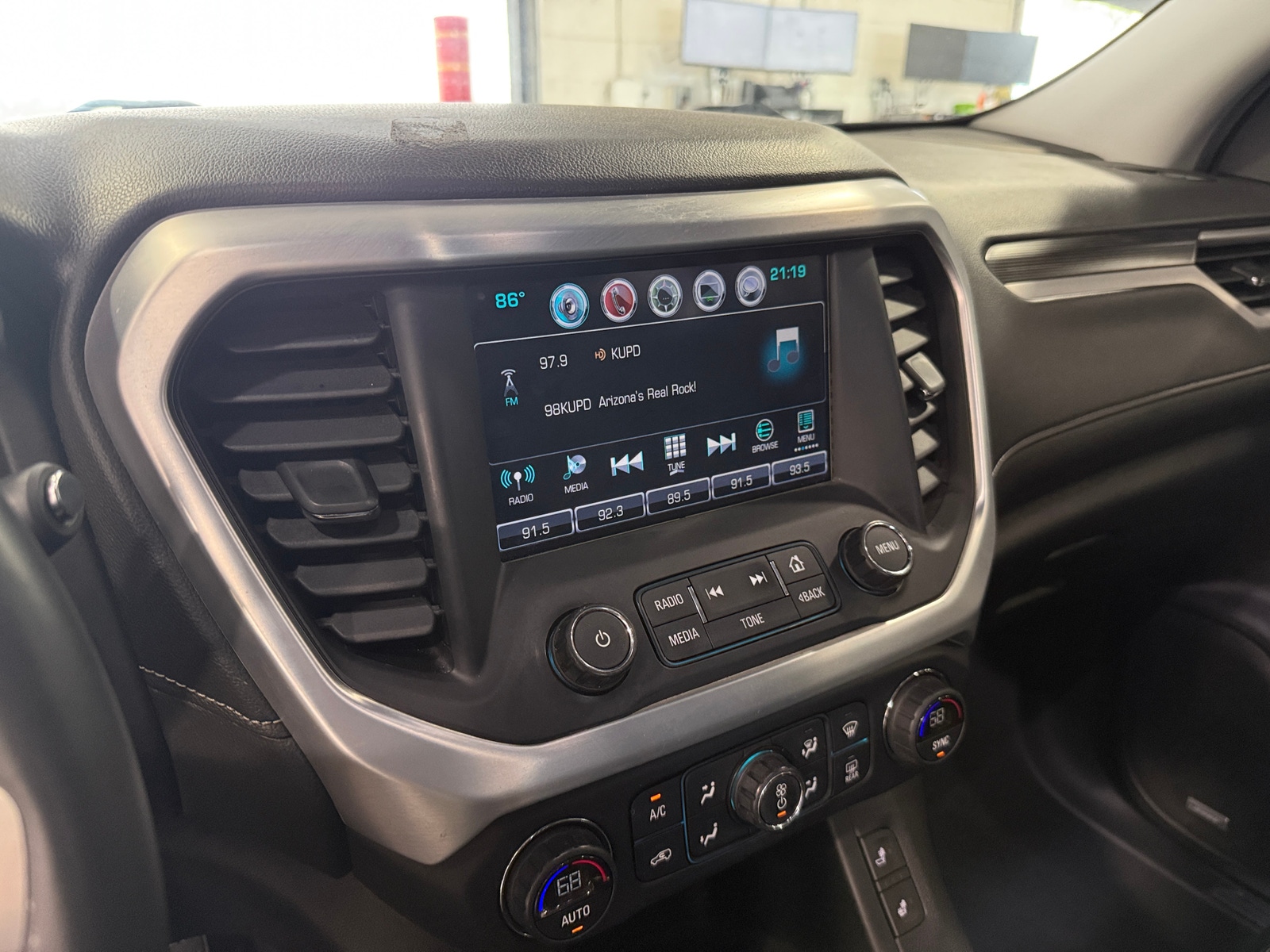 Thumbnail: 2017 GMC Acadia - 3